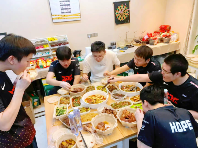 Ruler暗示「那裡的伙食非常不錯」，圈內人士都清楚這指的就是JDG戰隊。 圖：翻攝自JDG官方微博