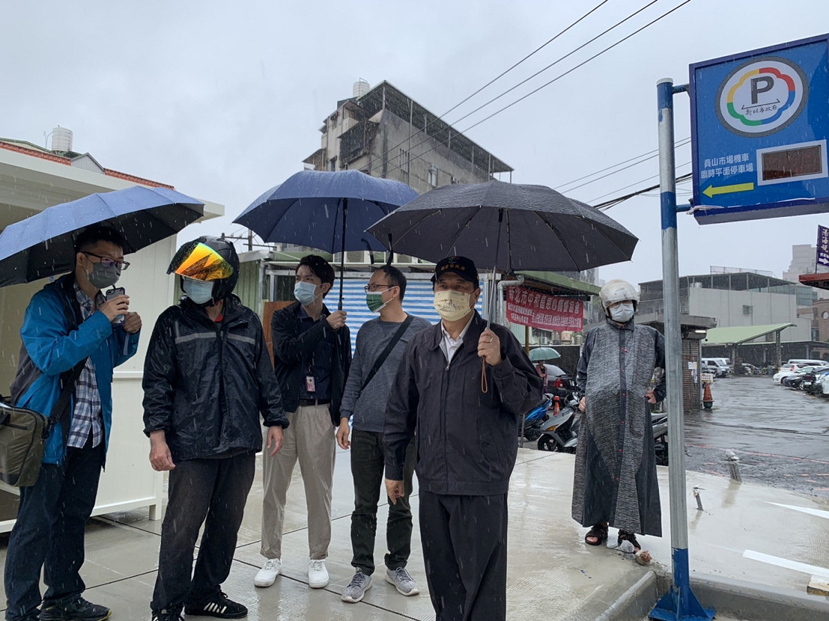 鍾鳴時上午前往中和員山市場機車臨時平面停車場視察。 圖：新北市交通局提供