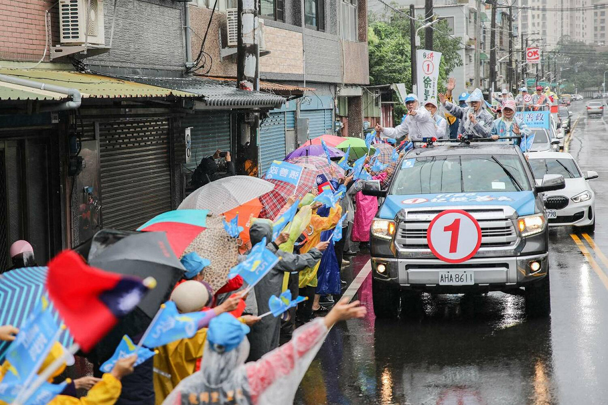 國民黨桃園市長候選人張善政與國民黨主席朱立倫今日於中壢地區進行車掃。 圖：張善政競選辦公室／提供