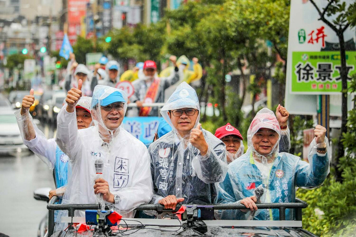 國民黨桃園市長候選人張善政與國民黨主席朱立倫今日於中壢地區進行車掃。 圖：張善政競選辦公室／提供