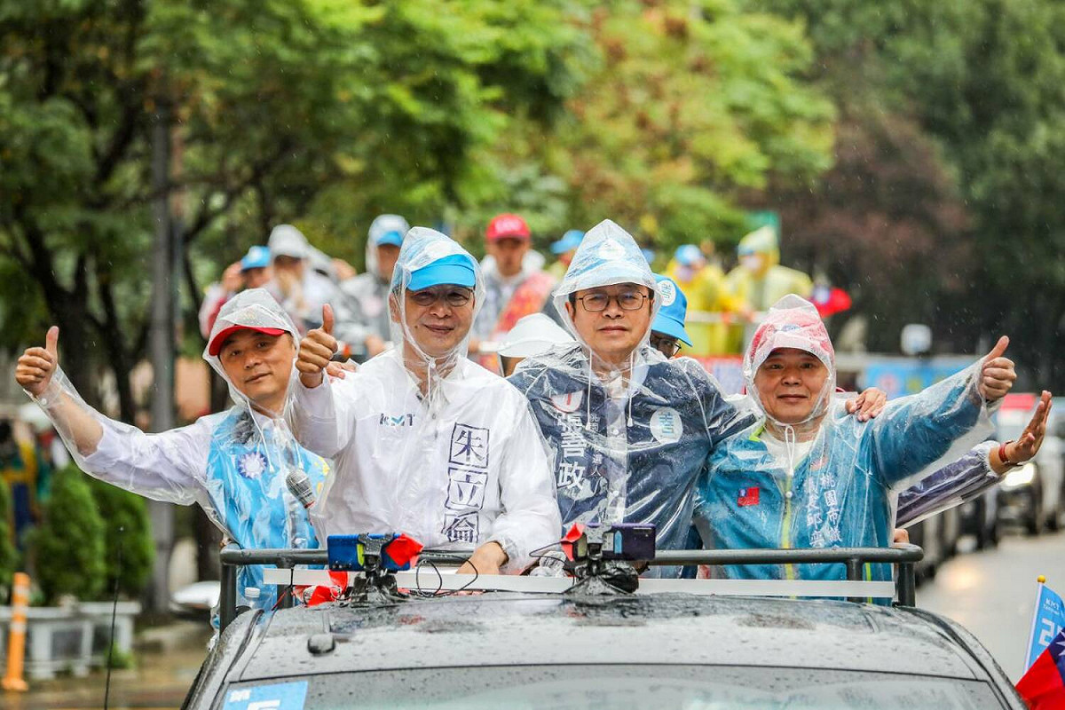 國民黨桃園市長候選人張善政與國民黨主席朱立倫今日於中壢地區進行車掃。 圖：張善政競選辦公室／提供