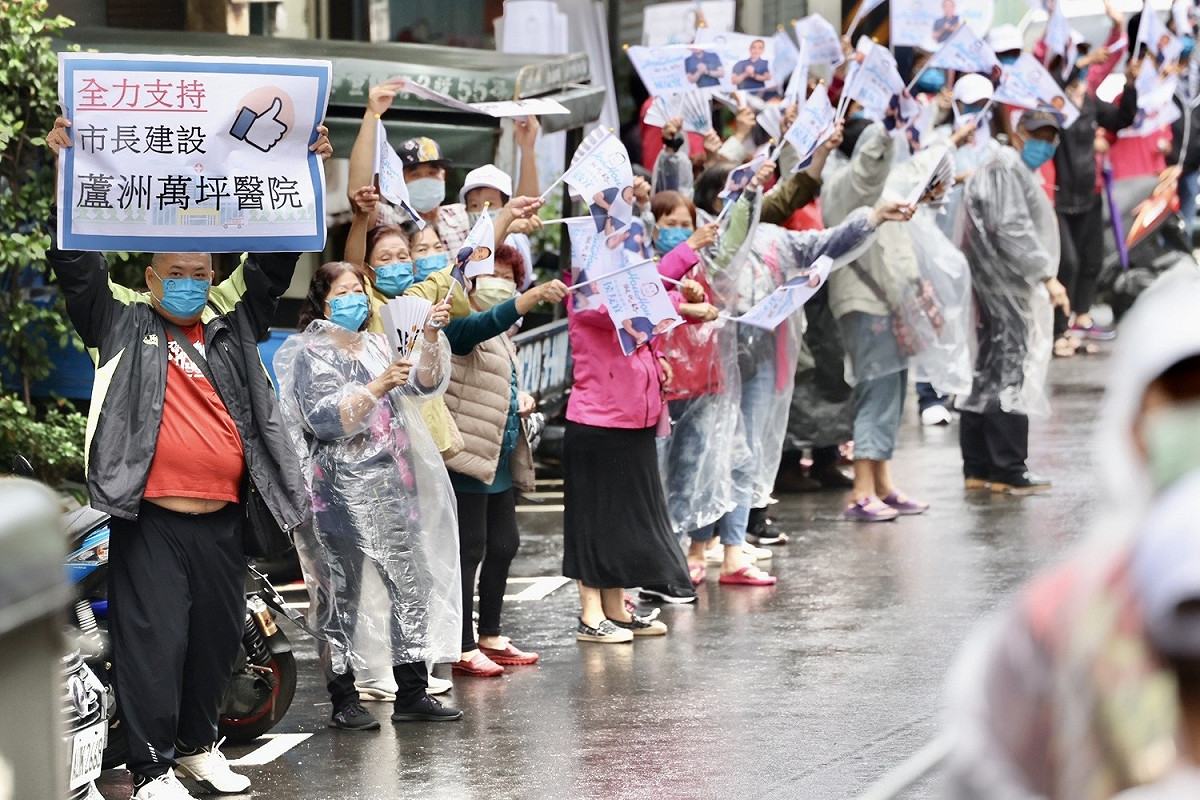 侯友宜前往中和、蘆洲車掃，有民眾高舉「全力支持市長建設蘆洲萬坪醫院」。 圖：侯友宜選舉辦公室提供