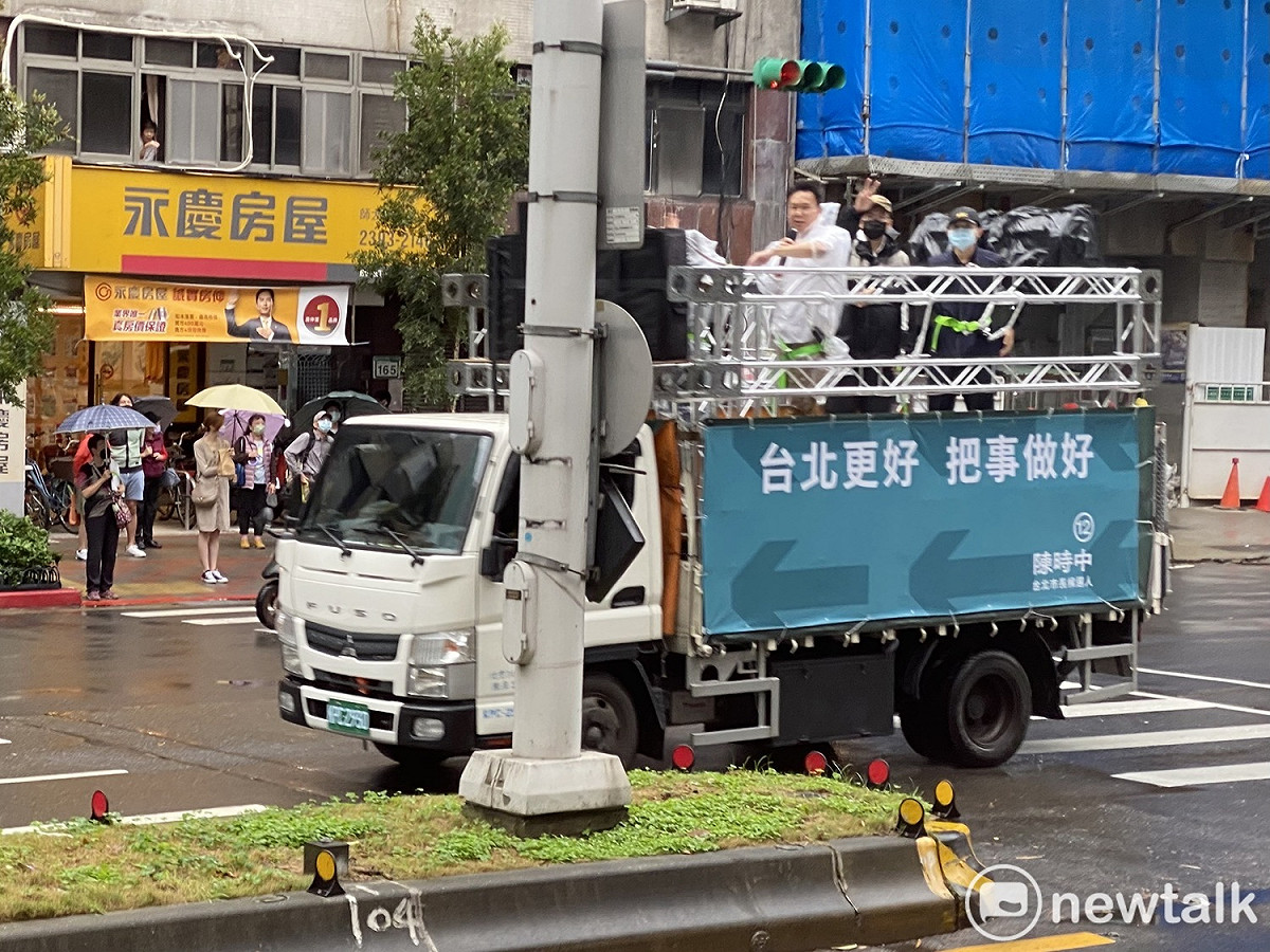 無黨籍台北市長候選人黃珊珊車隊與民進黨候選人陳時中車隊狹路相逢。 圖：周煊惠 / 攝