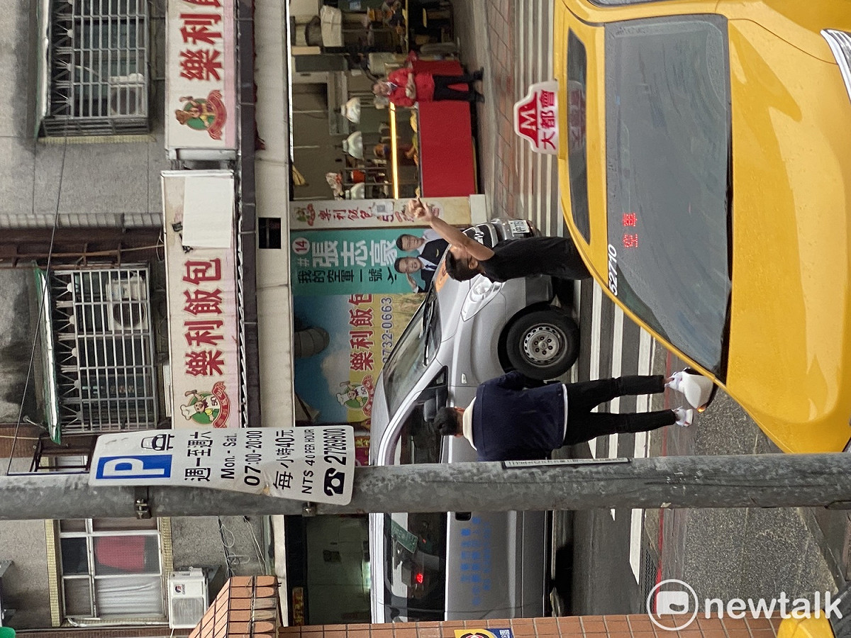 民眾對無黨籍台北市長候選人黃珊珊比倒讚。 圖：周煊惠 / 攝