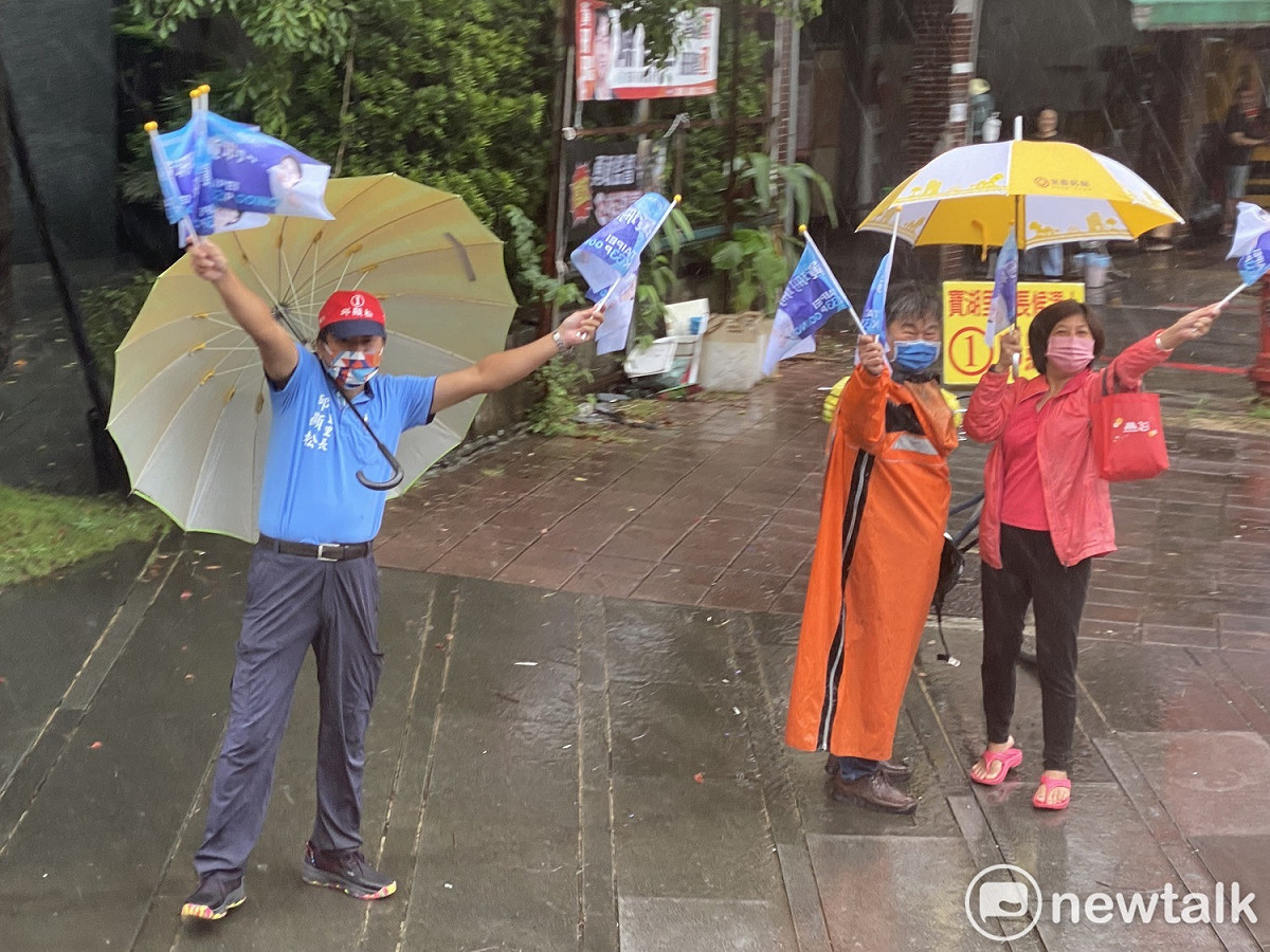 民眾揮舞旗幟支持無黨籍台北市長候選人黃珊珊。 圖：周煊惠 / 攝