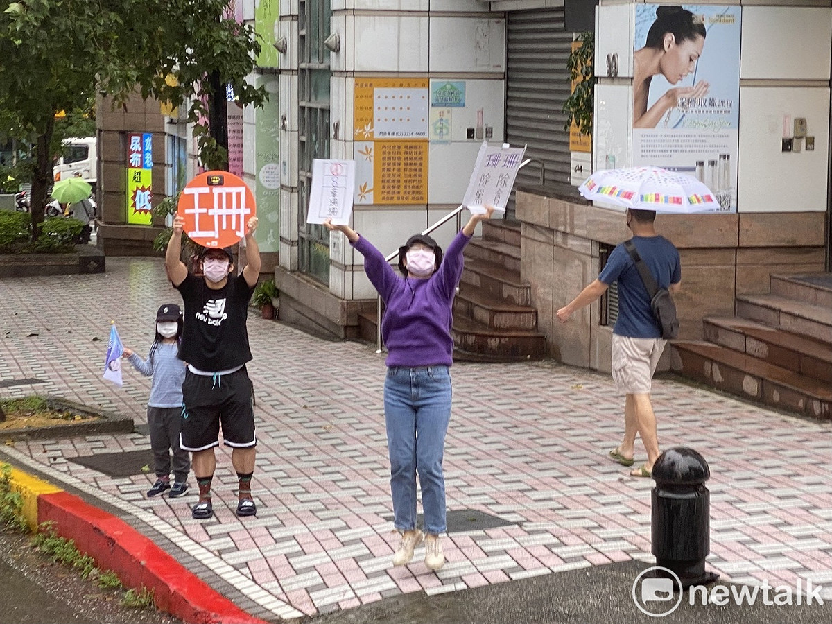 民眾自製標語對無黨籍台北市長候選人黃珊珊表達支持。 圖：周煊惠 / 攝