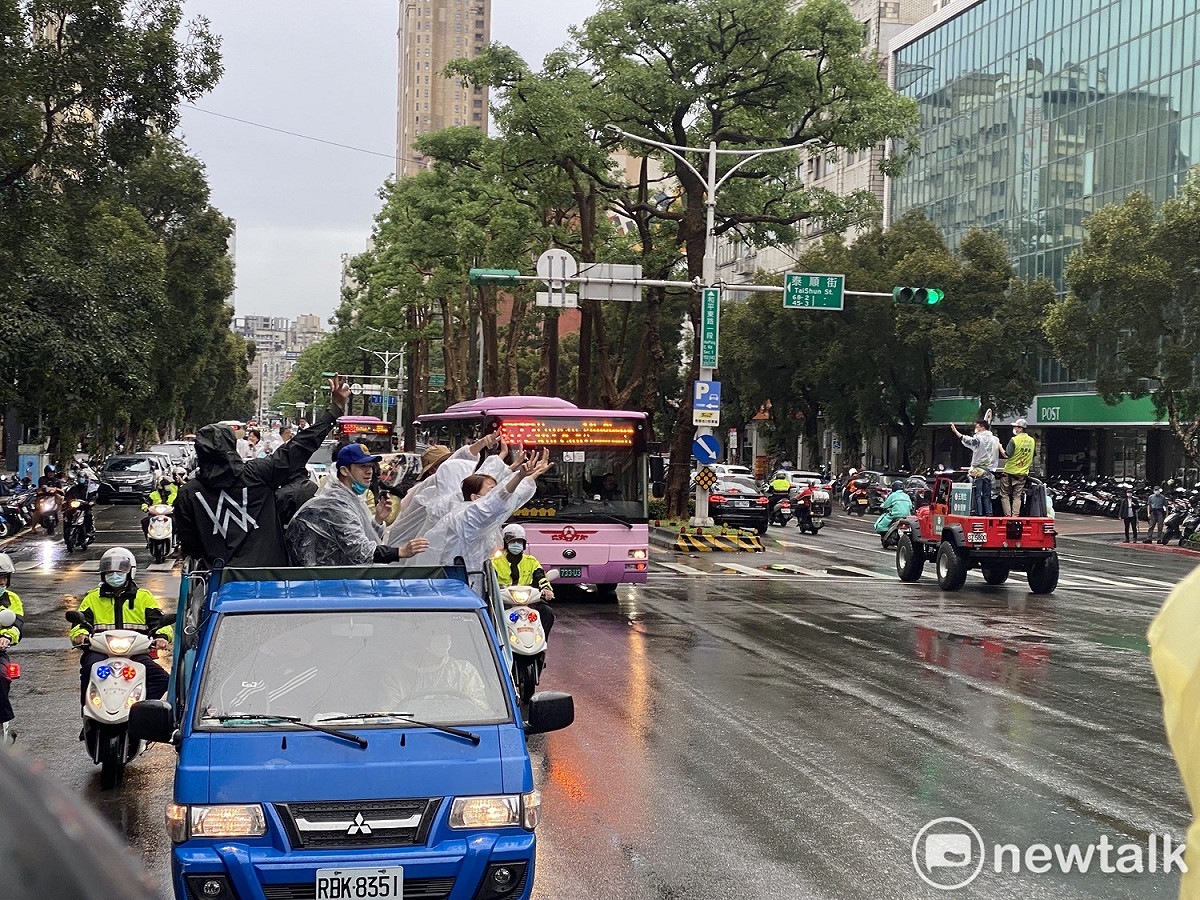 無黨籍台北市長候選人黃珊珊車隊與民進黨候選人陳時中車隊狹路相逢。 圖：周煊惠 / 攝