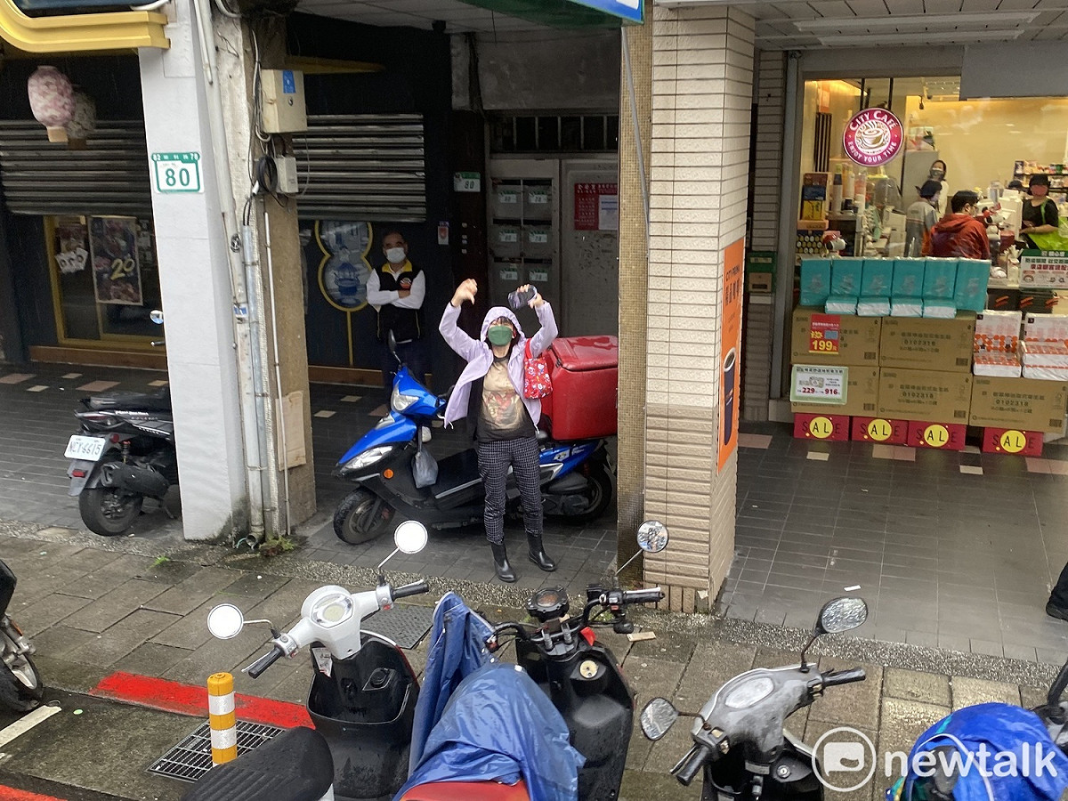 民眾對無黨籍台北市長候選人黃珊珊比倒讚。 圖：周煊惠 / 攝