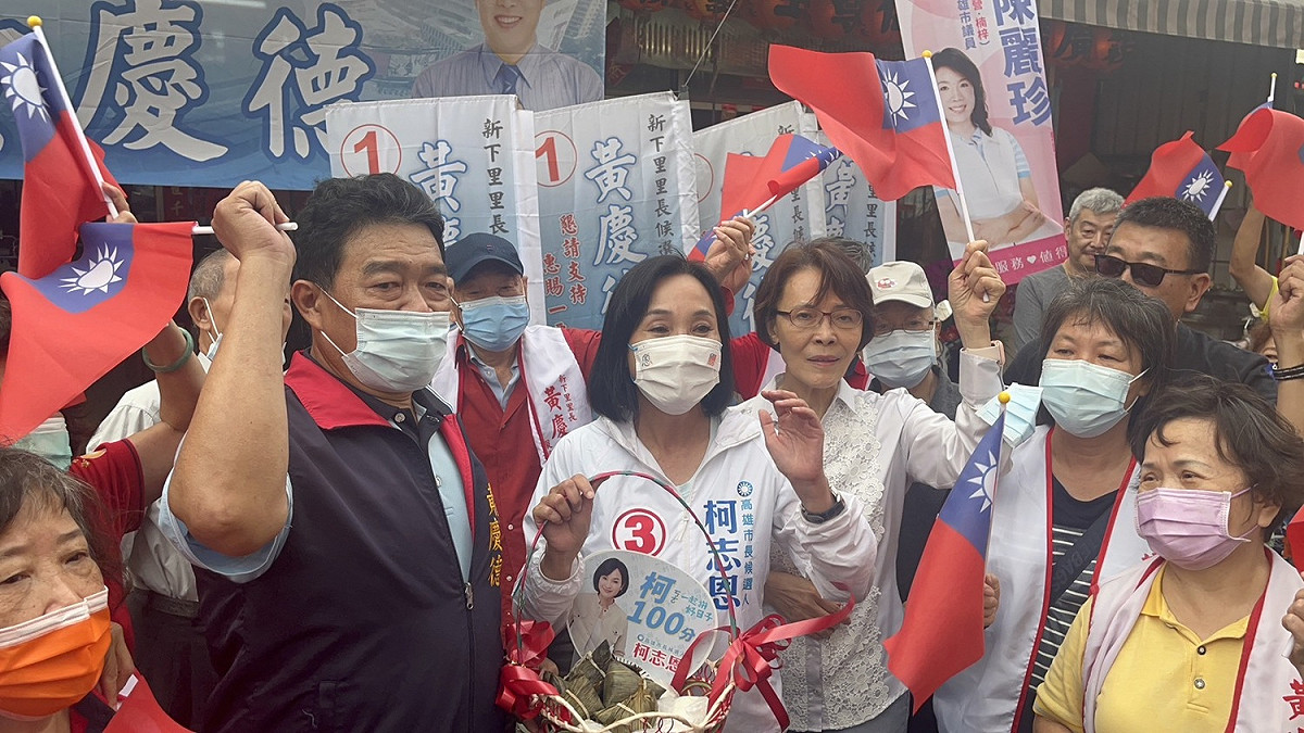 柯志恩到新下里，里長黃慶德(左一)送上包子。 圖：柯志恩競辦提供