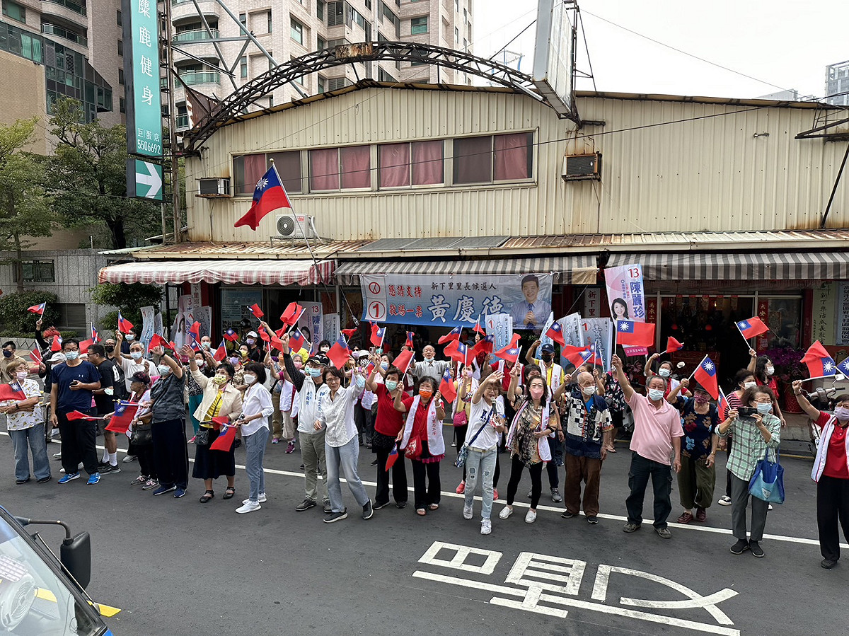 新下里里民聚在里長服務處歡迎柯志恩車隊。 圖：柯志恩競辦提供