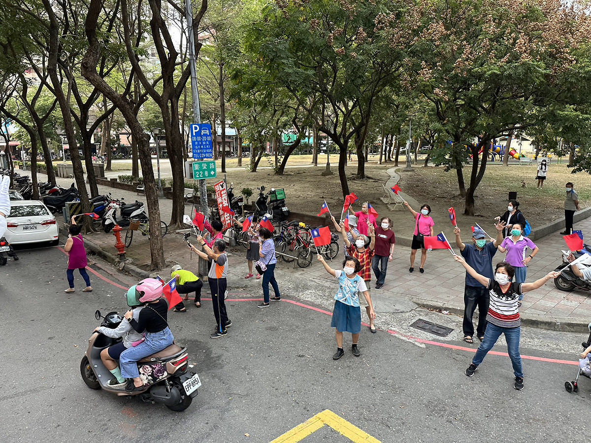 柯志恩左楠車掃，沿途民眾拿國旗揮舞。 圖：柯志恩競辦提供
