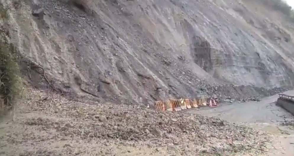 中橫公路台8線77公里處靈甫橋路段今日下午出現大面積山崩。 圖：民眾／提供