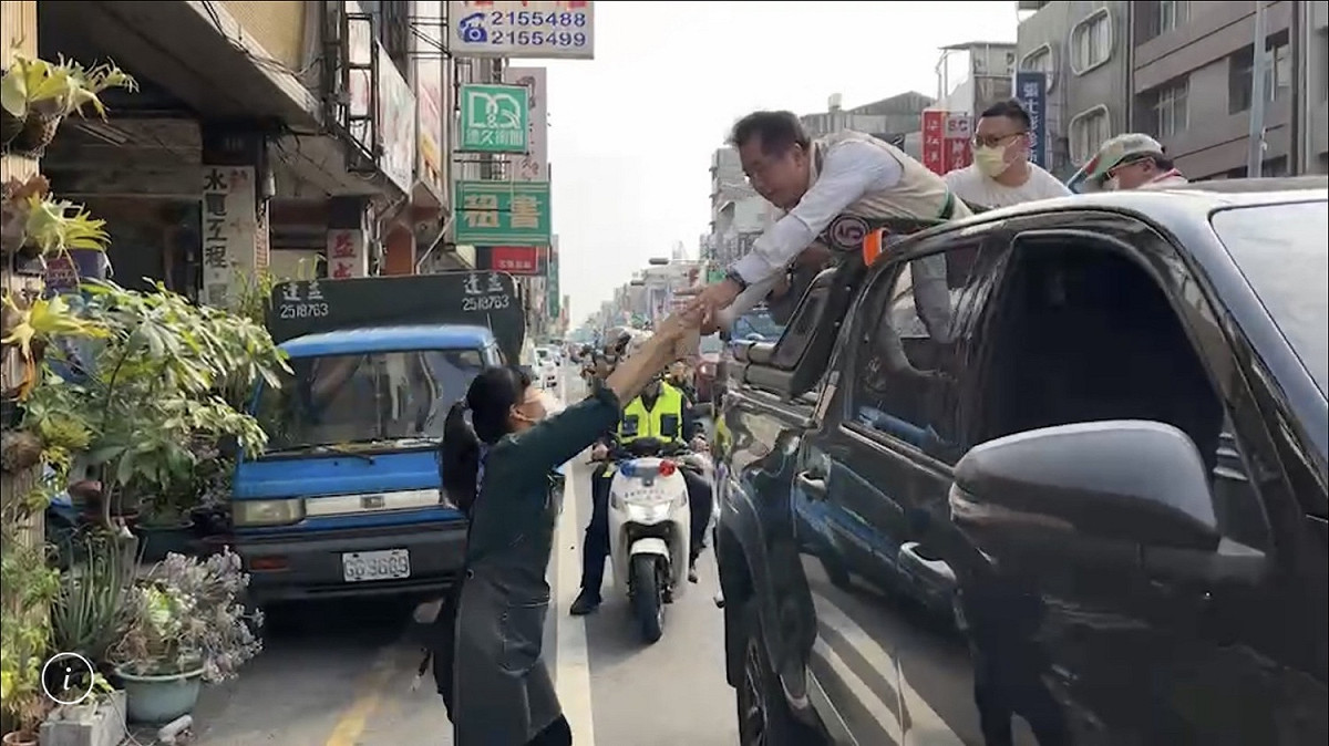 黃偉哲車隊行經西門路的一家茶飲店時，熱情的店員舉起珍珠奶茶要送給黃偉哲，他立即要求車隊放慢，彎下腰接受店員的慰勞，並與店員擊掌道謝。車隊與「奶茶妹」相遇的過程不到1分鐘，卻讓候選人溫暖在心頭。 圖：黃偉哲競總提供