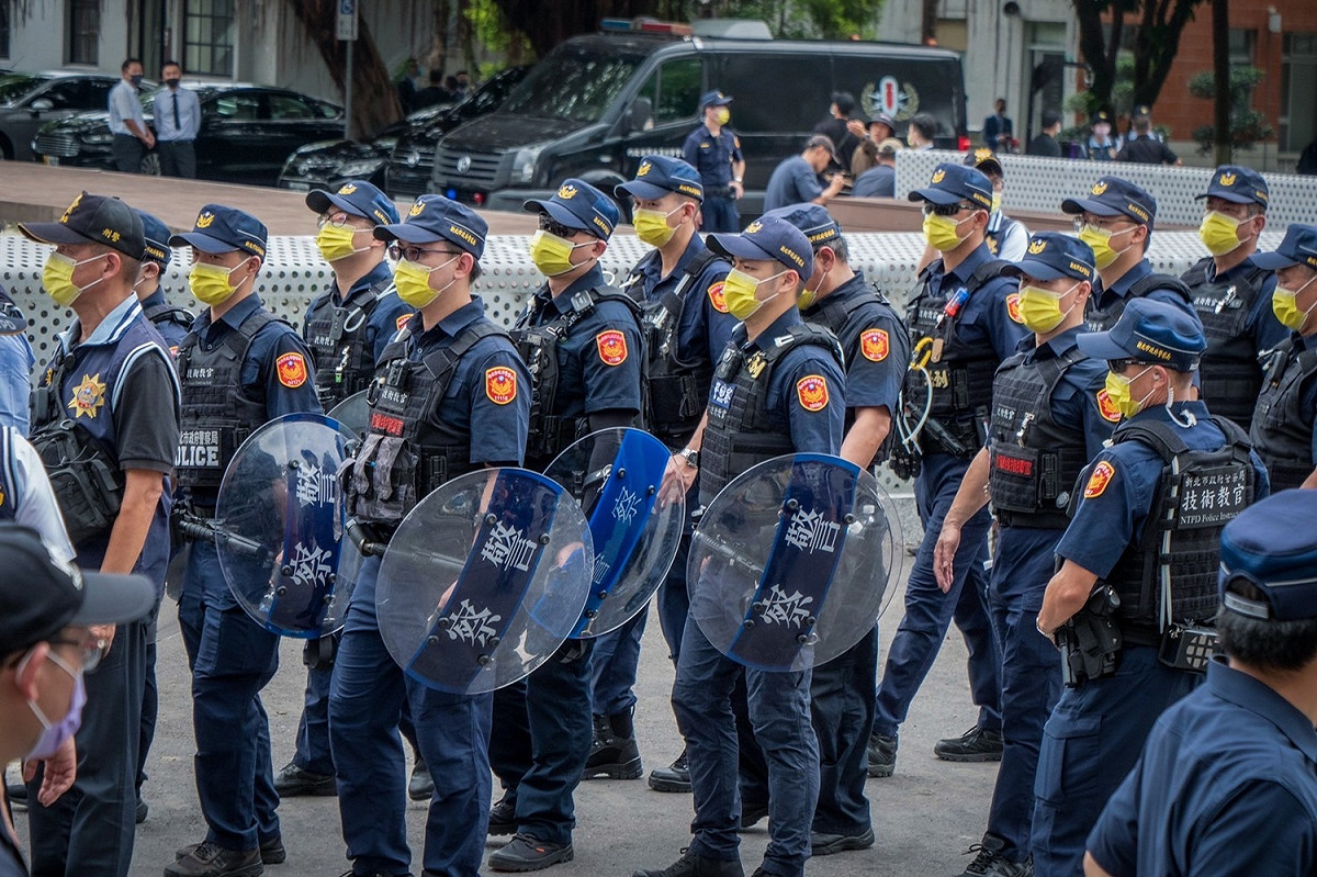 新北市警局資深官警預計出動約200人，維護選前之夜治安。 圖：新北市警局提供