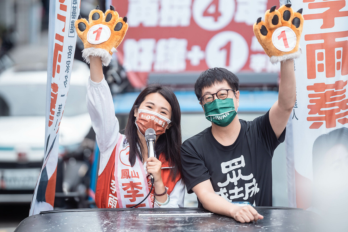 尹立(右)陪同李雨蓁車掃。 圖：李雨蓁競總提供