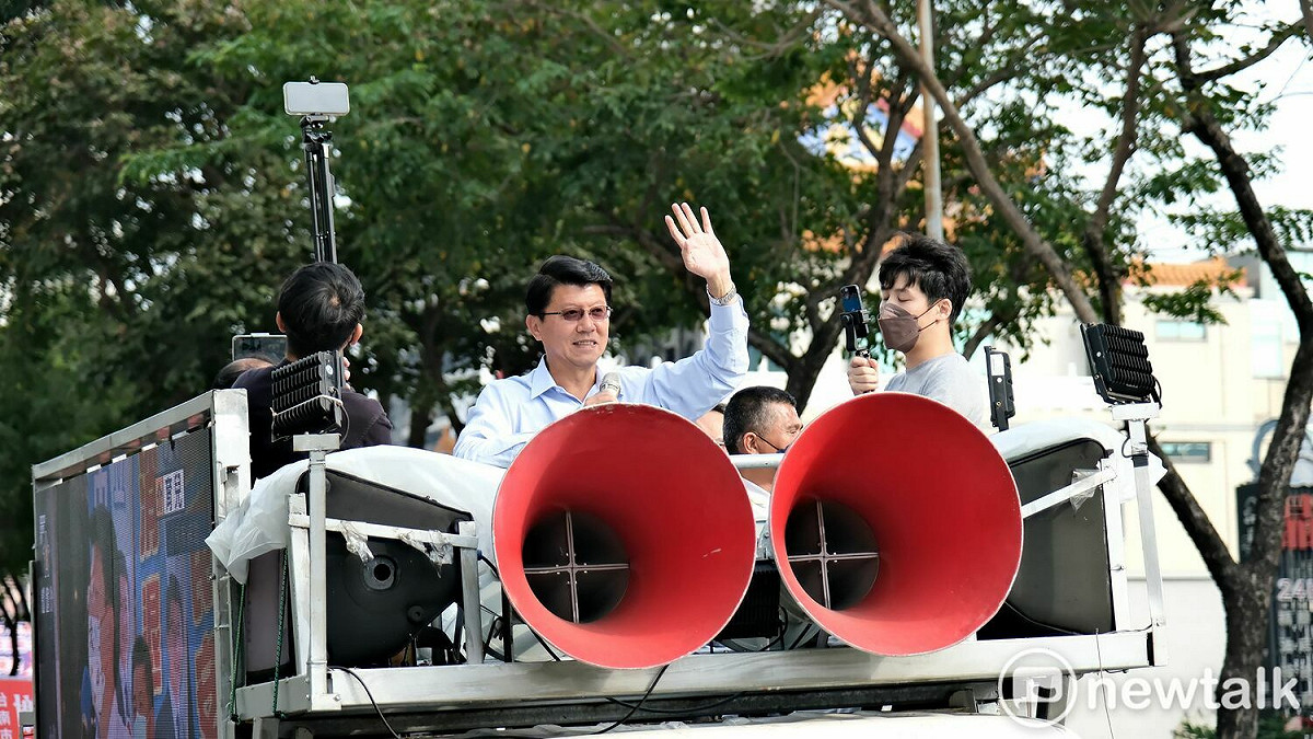 台南市長候選人謝龍介今日在安平區南區進行車隊掃街，他邀請市民一起參加明晚在小東公園舉辦的「翻轉台南」選前之夜晚會。 圖：謝龍介競總提供