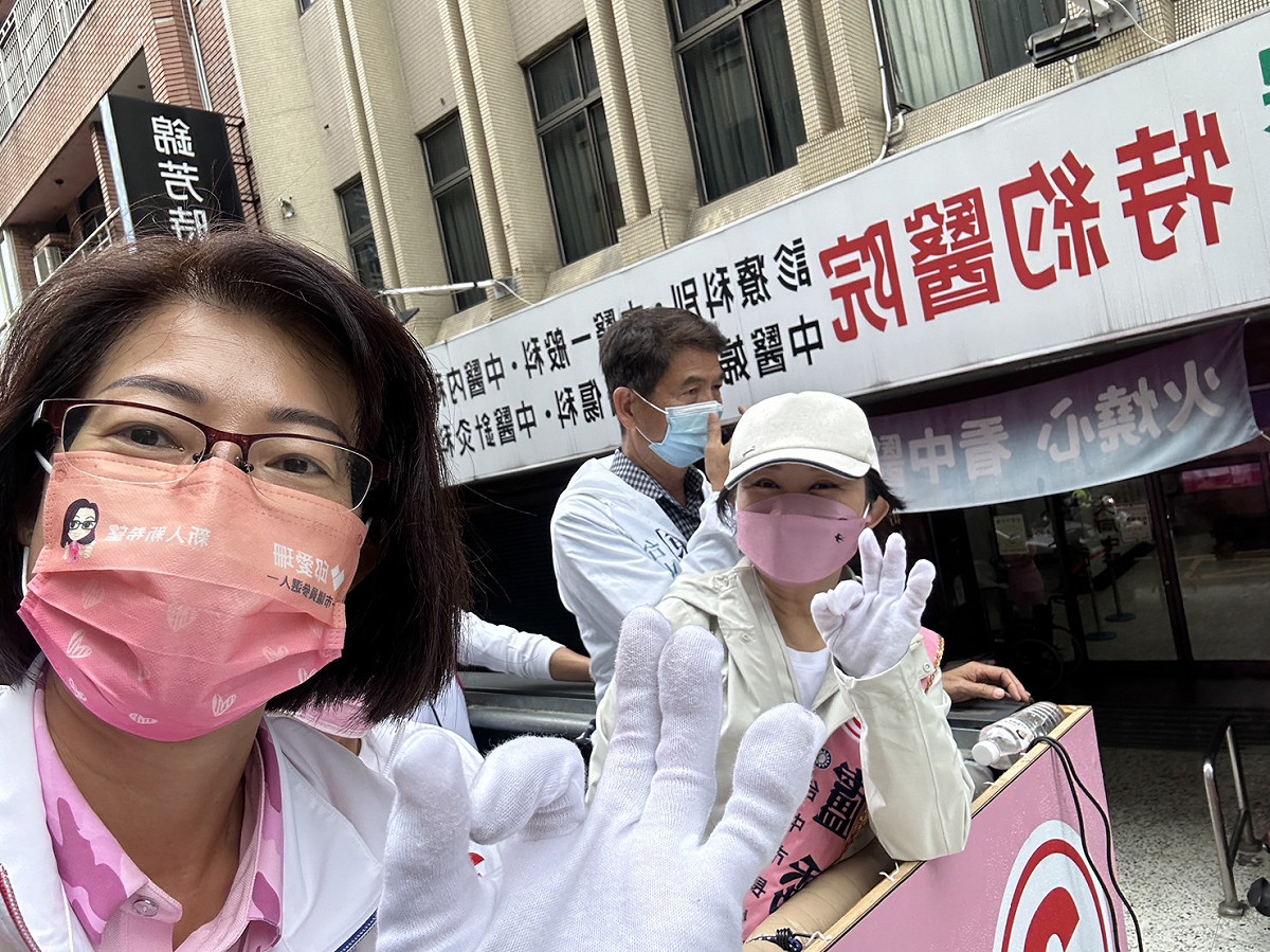 邱愛珊（左）冒雨陪著盧秀燕在豐原以車隊掃街。  邱愛珊競選總部/提供