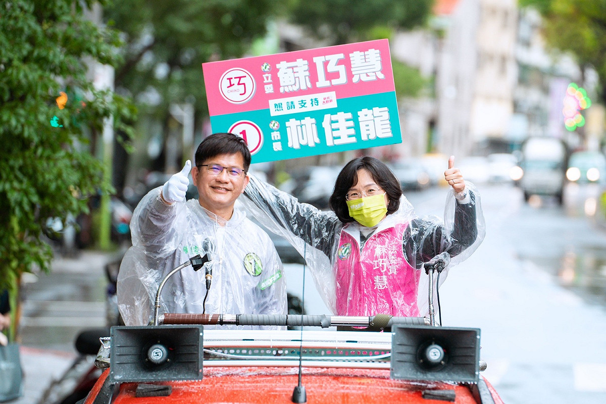 蘇巧慧今天下午陪林佳龍在樹林車掃。 圖：林佳龍選辦提供