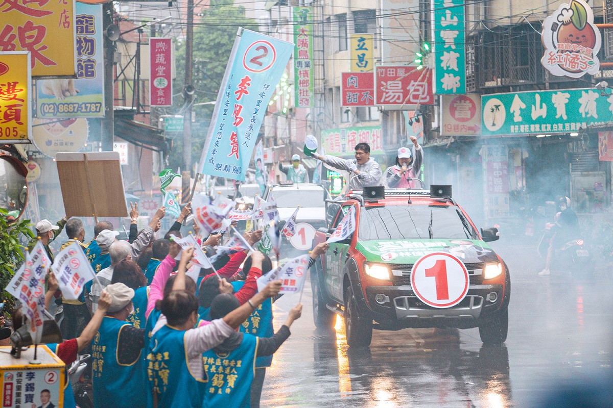 林佳龍雨中車掃，民眾熱情歡迎。 圖：林佳龍選辦提供