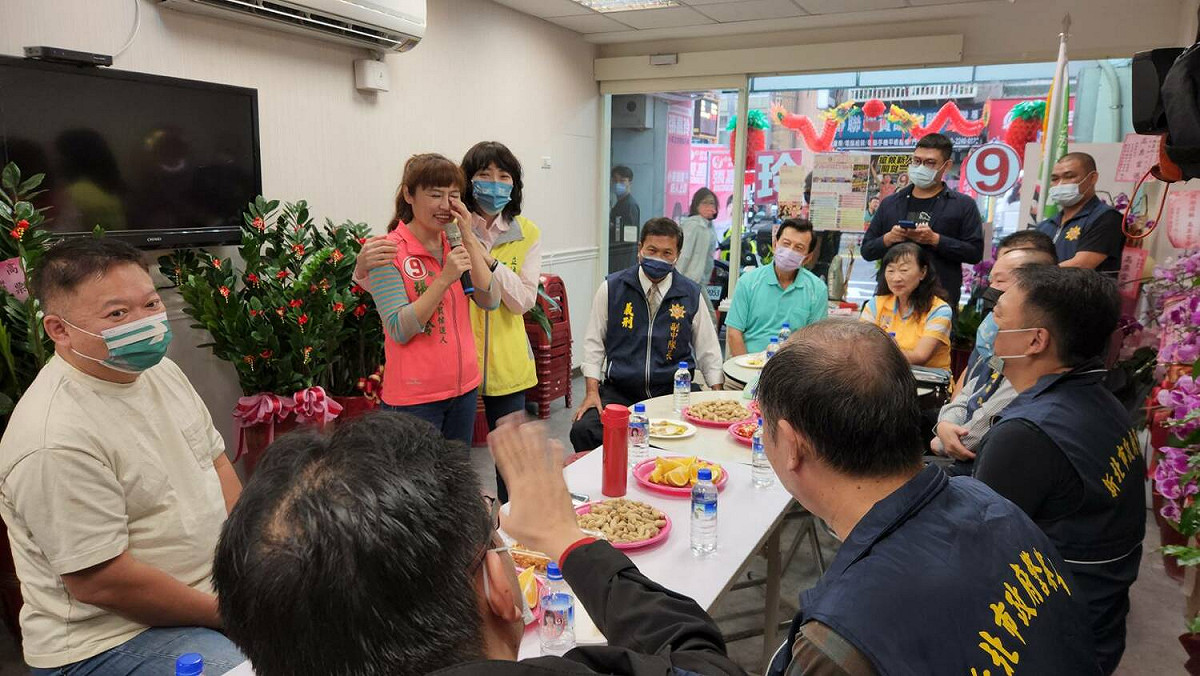 立委江永昌的妻子吳淑淨到張嘉玲競總輔選、打氣。 圖：張嘉玲競總提供