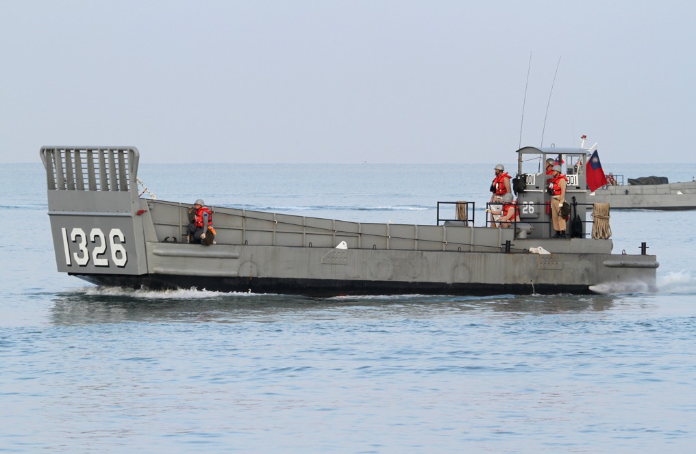 海軍一艘登陸小艇因湧浪過大於金門附近沈沒。 圖：國防部提供