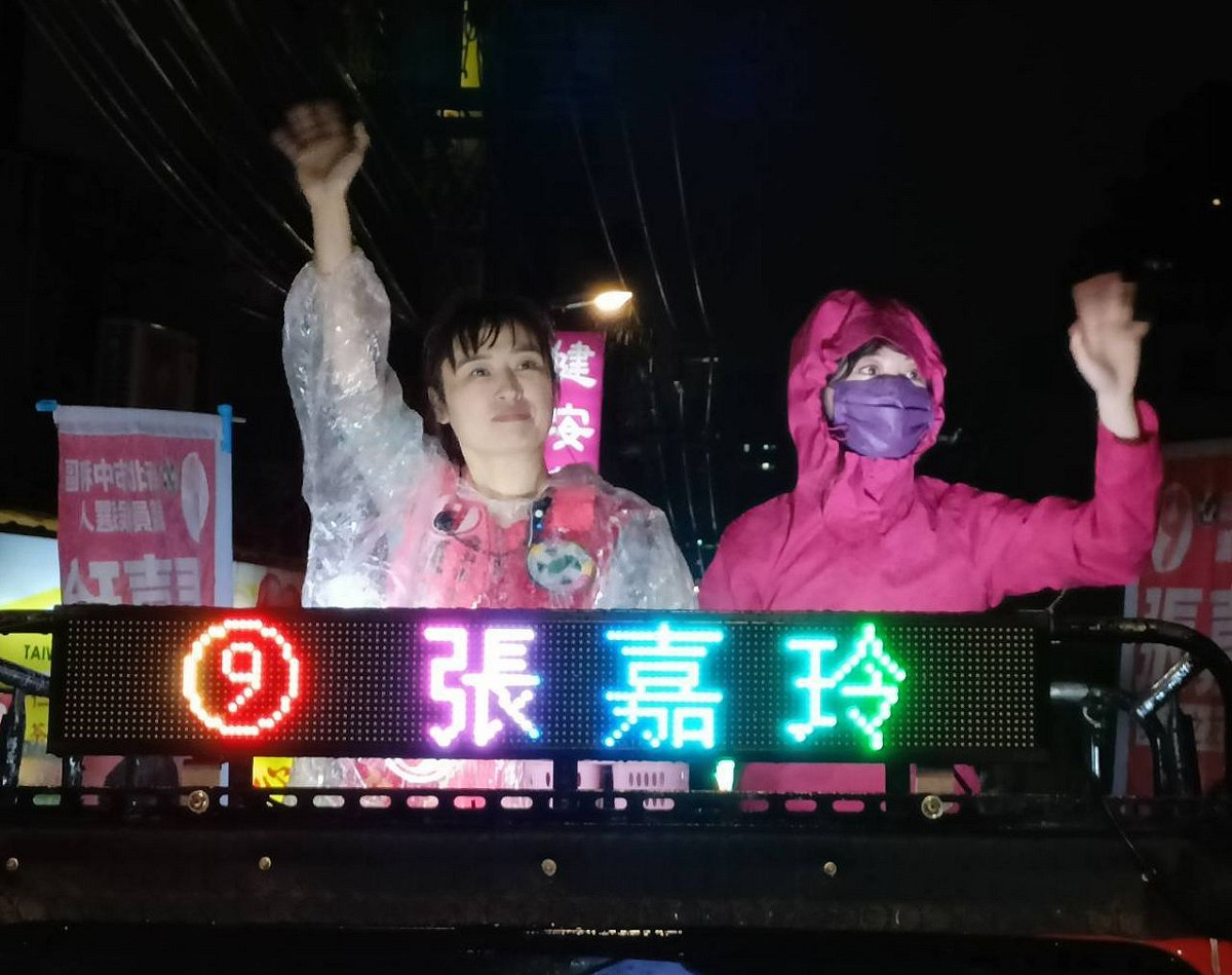 「港湖女神」立委高嘉瑜（右）到中和區與張嘉玲（左）合體車掃，推薦張嘉玲是中和議員最佳人選  。 圖：張嘉玲競總提供