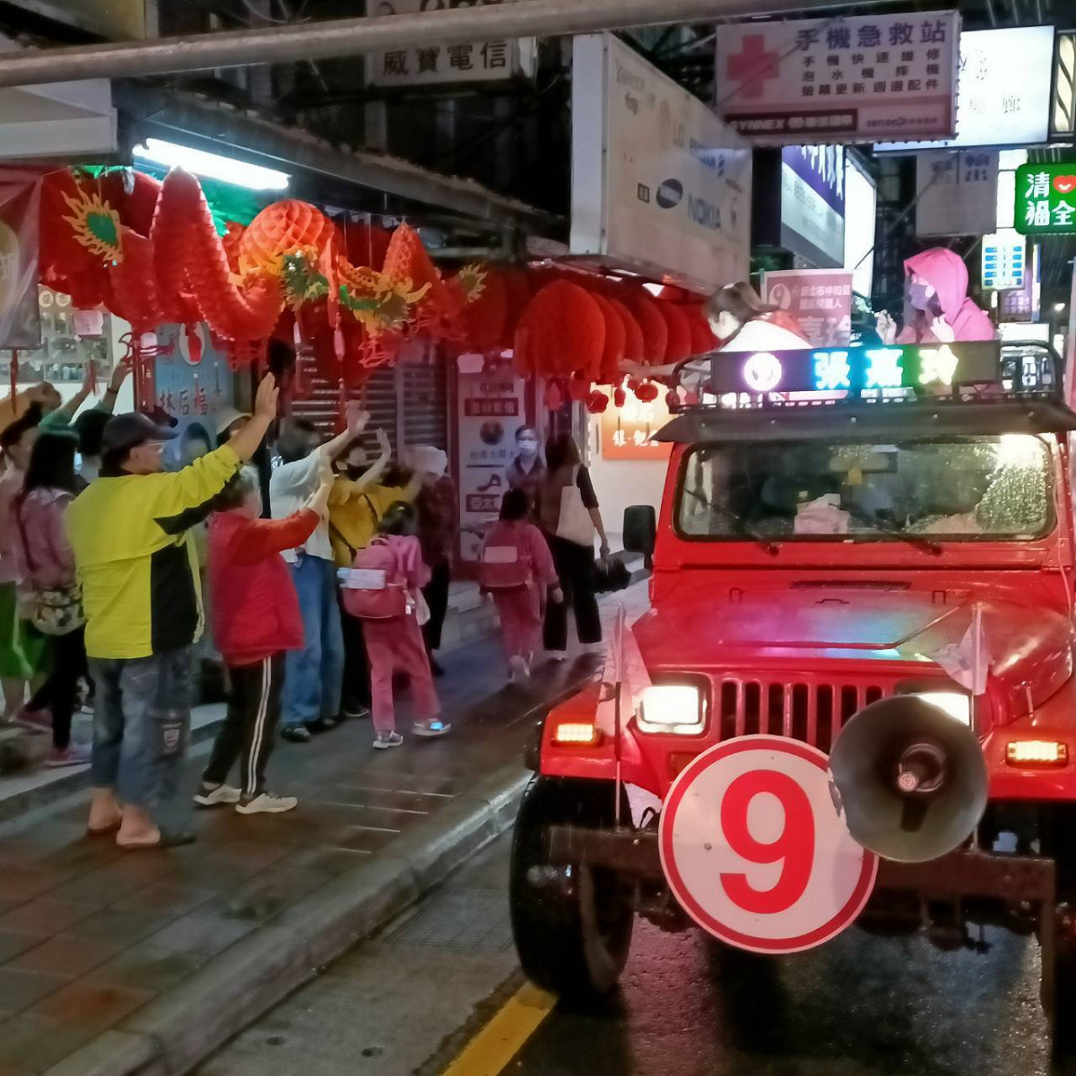 「港湖女神」立委高嘉瑜合體張嘉玲在中和區車掃，民眾熱情回應。 圖：張嘉玲競總提供