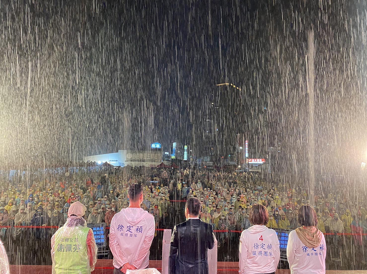 苗栗大雨滂沱，民進黨苗栗縣長候選人徐定禎（中）與家人都沒穿雨衣，感謝鄉親在雨中相挺，沒有人離開。 圖：翻攝自徐定禎臉書