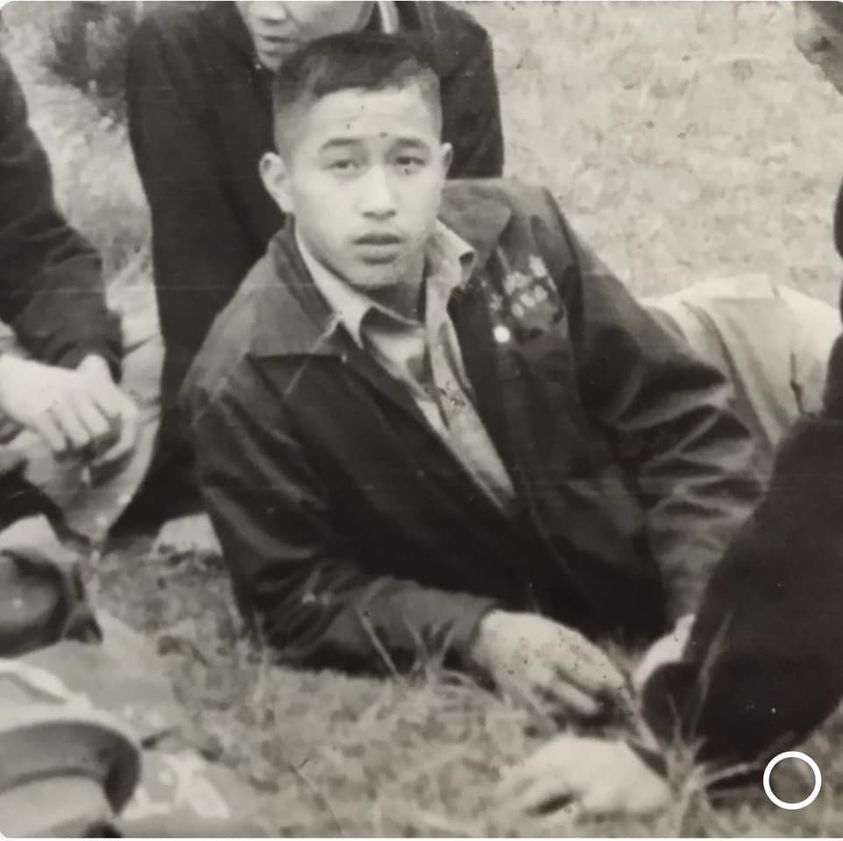 駐德國台北代表處大使謝志偉秀出另一張就讀省立板中的十七、八歲照片，還註明「看起來較清純」。 圖：翻攝自謝志偉臉書
