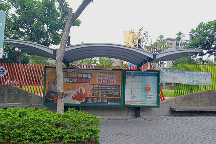 板橋區-中山國中（縣民大道）站海鷗候車亭（改造前）。 圖：新北市交通局提供