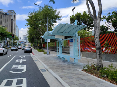 板橋區-中山國中（縣民大道）站海鷗候車亭（改造後）。 圖：新北市交通局提供