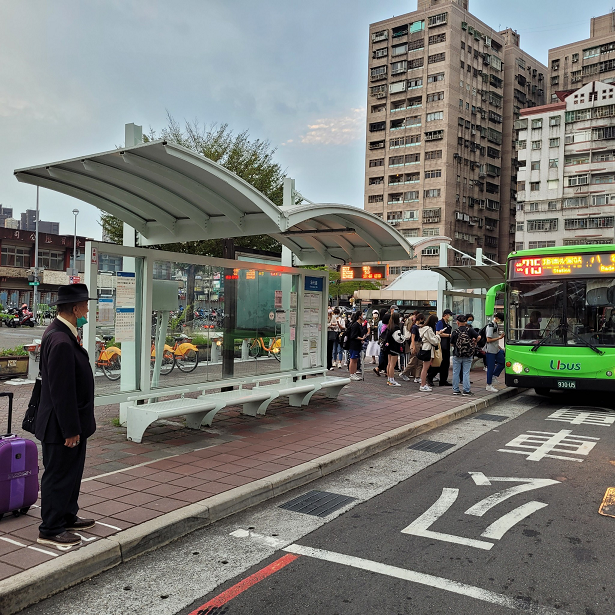 土城區承天路站海鷗候車亭（改造後）。 圖：新北市交通局提供