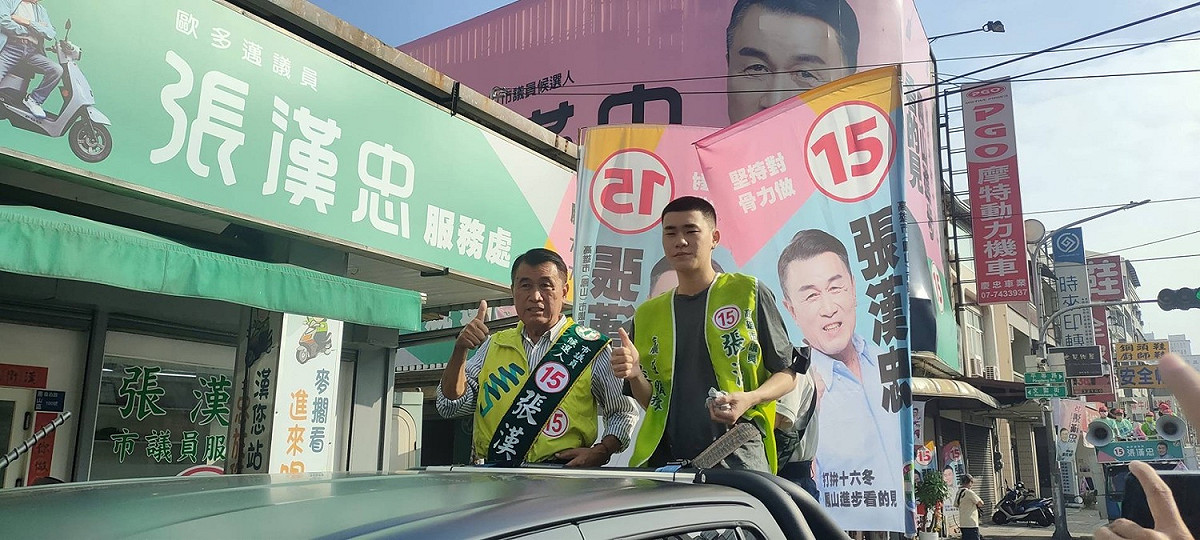 陳政通(右)陪張漢忠鳳山車掃。 圖：張漢忠競總提供