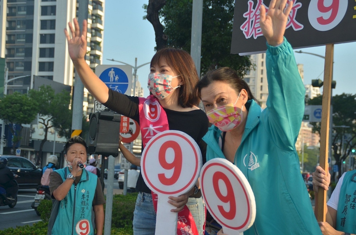 吳虹(右)陪李雅慧左楠站路口。 圖：李雅慧競總提供