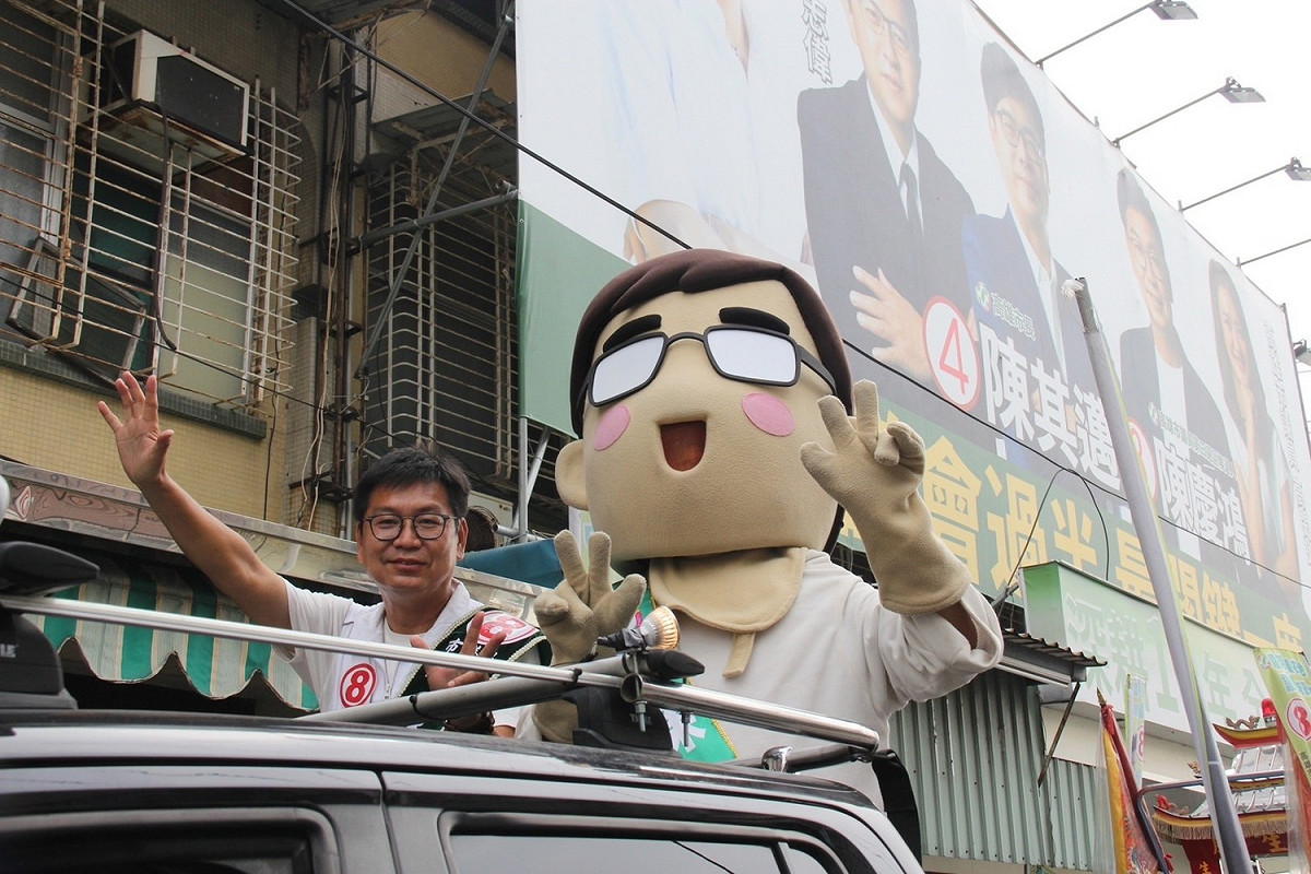 陳其邁分身「陳小邁」（右）為首次參選的陳慶鴻（左）車隊掃街。 圖：陳慶鴻競選總部提供