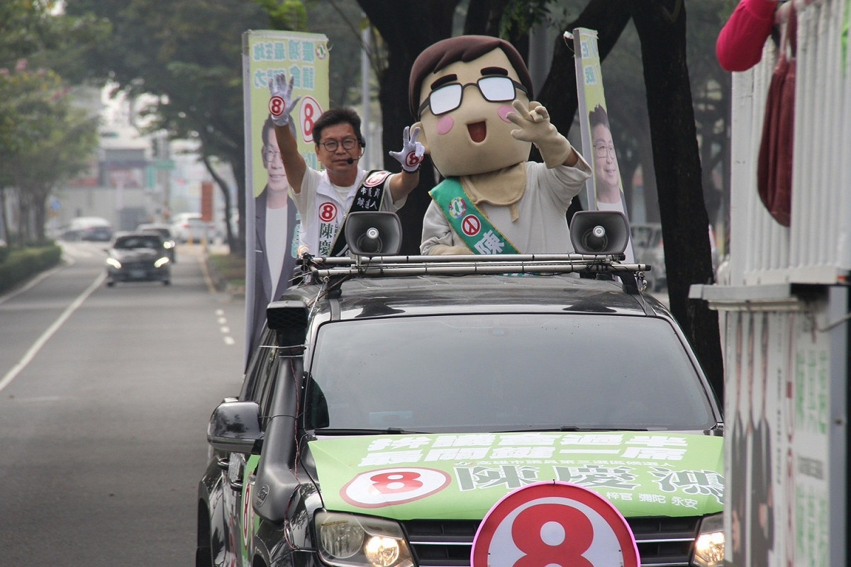 力拚議會過半，陳其邁分身「陳小邁」（右）為陳慶鴻（左）車掃。 圖：陳慶鴻競選總部提供