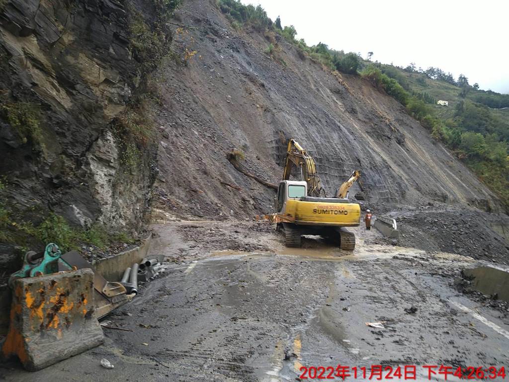 中橫77K靈甫橋昨日山崩，直到今天早上6時才搶通。 圖：公路總局谷關工務段／提供