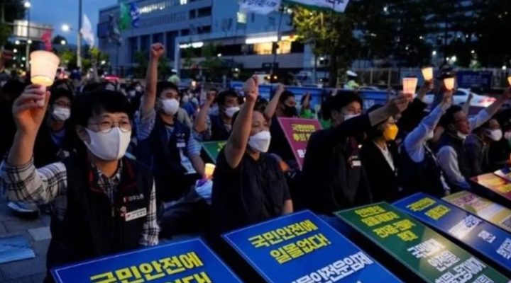 韓國貨運卡車司機團結工會（ CTSU ）的數千名卡車司機當地時間 24 日發起罷工活動。報導稱，這是他們在不到 6 個月內的第二次大罷工。 圖 : 翻攝自 Twitter @BenMcGrath1917