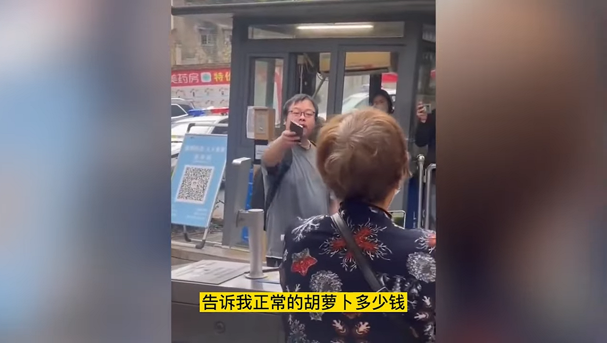 中國「重慶超人哥」網上爆紅，向居民怒斥政府封控政策與離譜菜價。 圖：翻攝自YT影片
