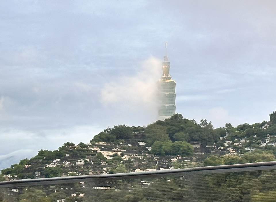 近日台北101飄旗幟雲。 圖：取自鄭明典臉書