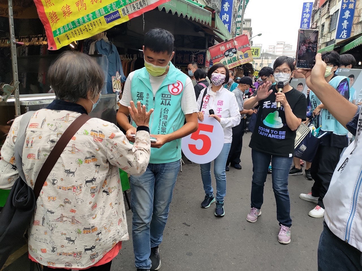 今日一早蔡壁如南下陪候選人掃街。 台灣民眾黨/提供