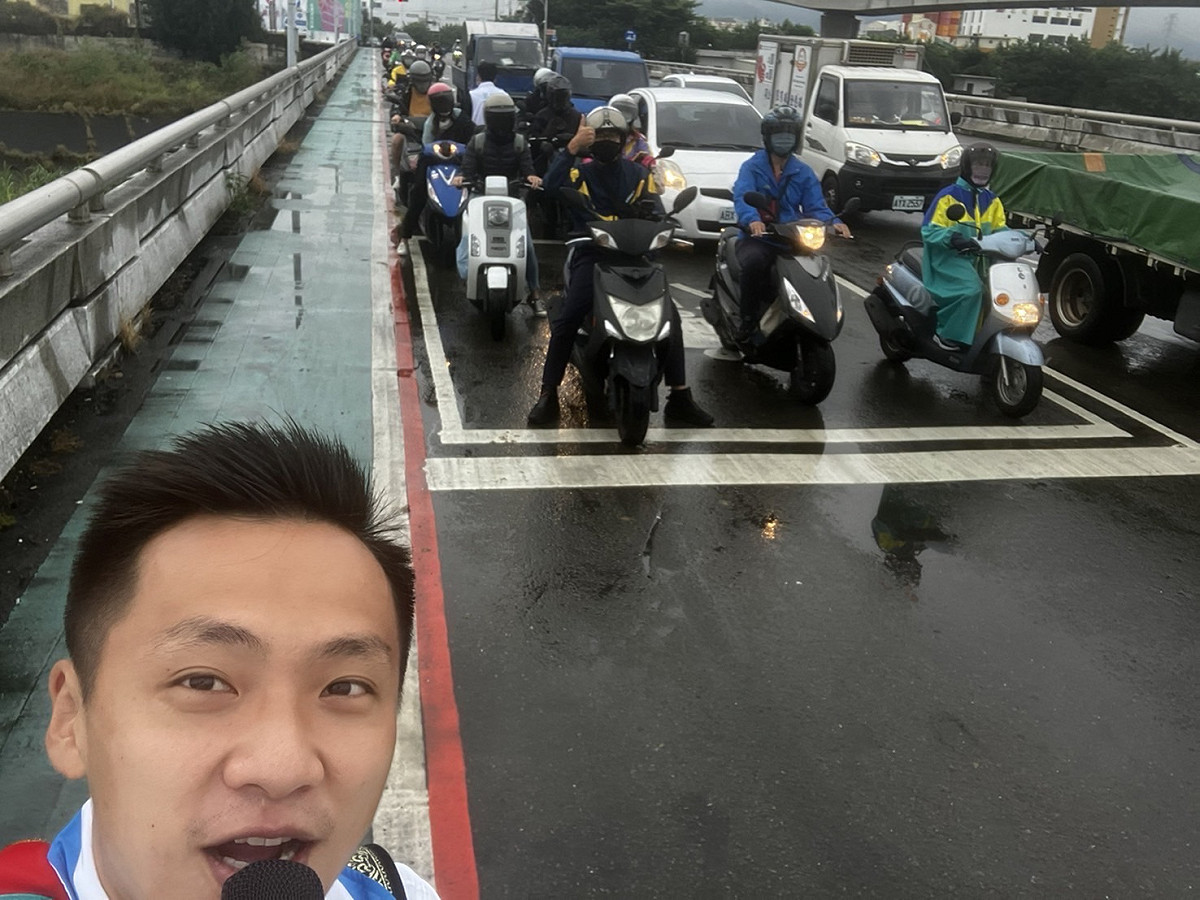 林俊凱站街頭宣講。 台灣民眾黨/提供