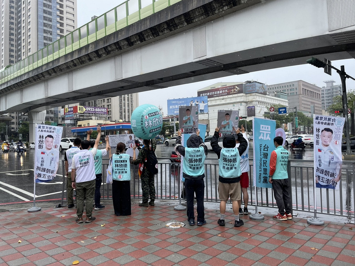 民眾黨團隊於交通熱點上吸引選民目光。 台灣民眾黨/提供