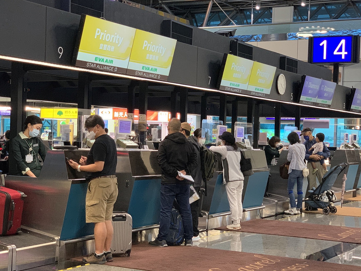 台灣旅客只要完成「預先通關」，飛抵目的地後，只需再次確認身分、蓋章後就可迅速通關。 圖：桃園機場公司／提供（資料照）