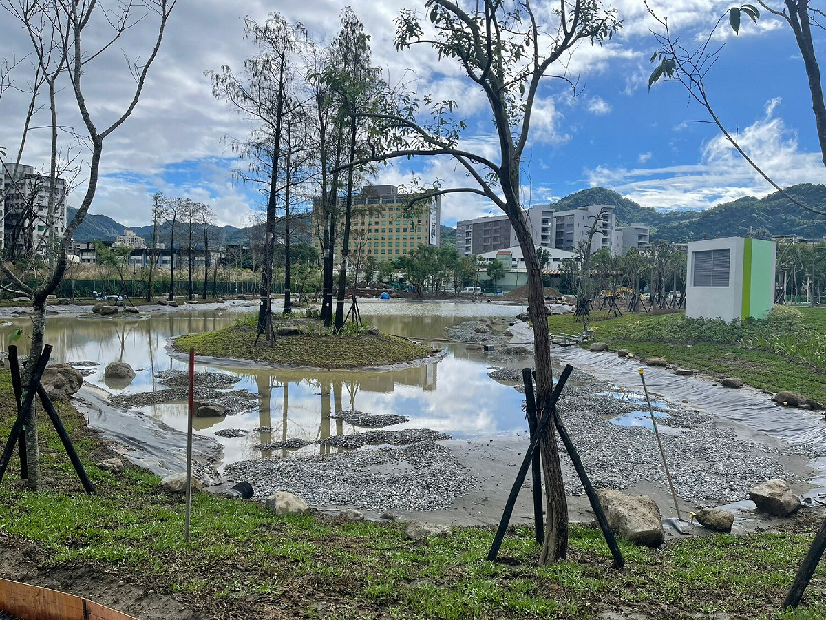 面積達3千餘坪的綠湖公園種植近500株綠樹，並有生態池和環湖森林步道。 圖：新北市交通局提供