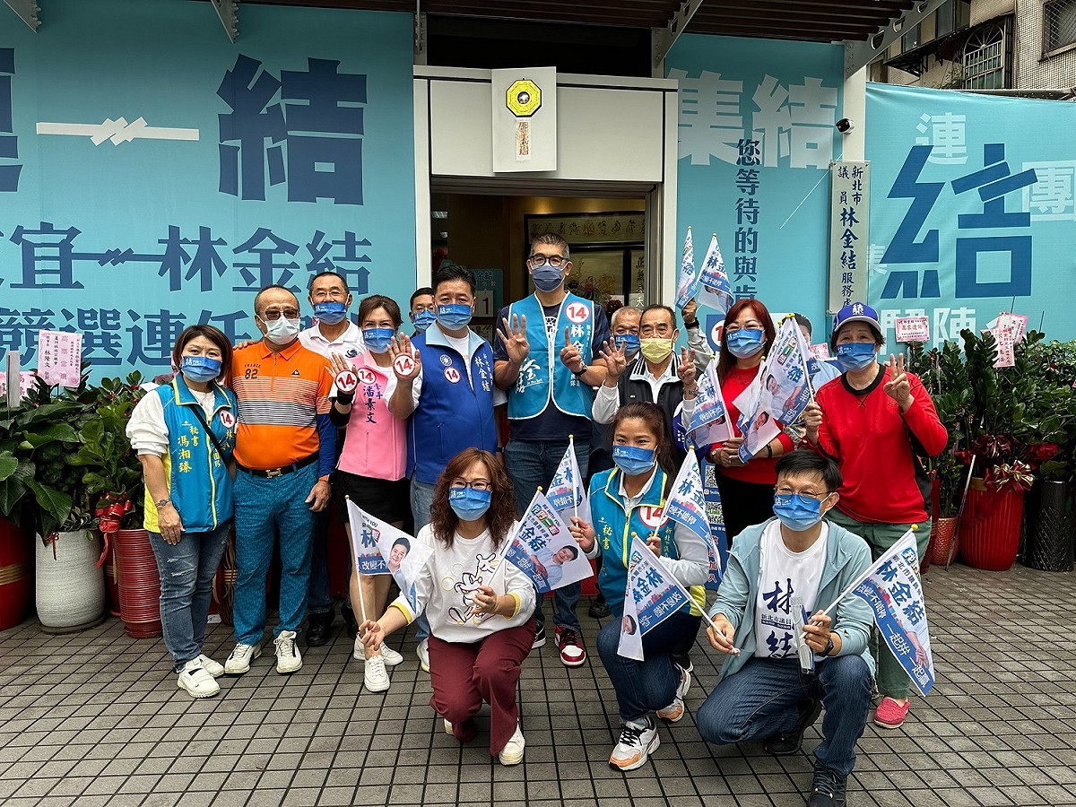 新北市議員林金結今(25)日邀請國民黨副主席連勝文在土城車輛掃街催票，連勝文一到場引起民眾的歡呼，人氣頗高，許多婆婆媽媽爭相合影。 圖：林金結辦公室提供