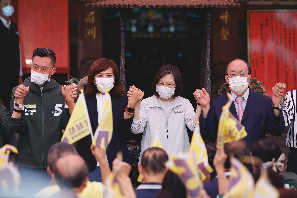 選前倒數黃金24小時，蔡英文總統(右2)、立院總召柯建銘(右1)、前新竹市長林智堅(左)力挺沈慧虹。 圖：沈慧虹競辦提供
