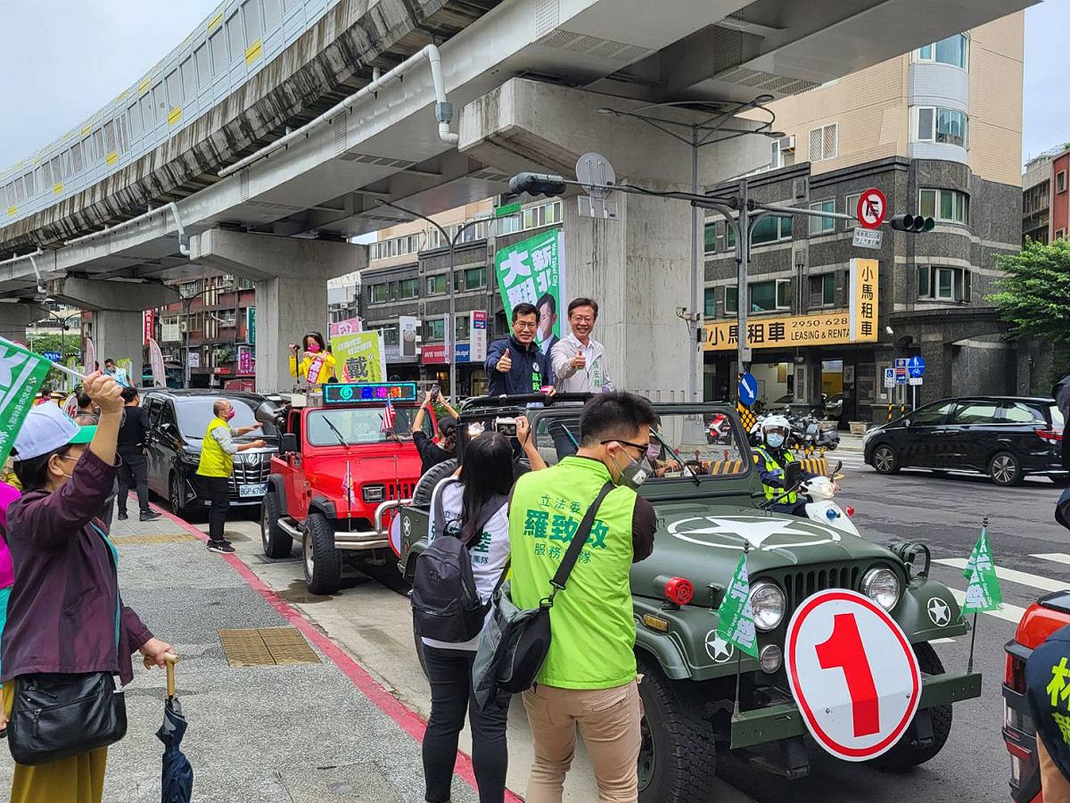 綠委羅致政、張宏陸一同參與車掃。 圖：陳佩君／攝