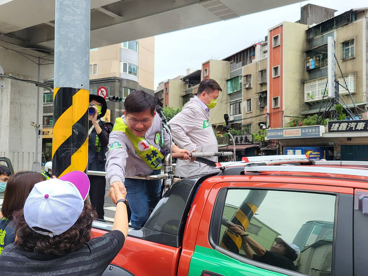 熱情鄉親和林佳龍握手。 圖：陳佩君／攝