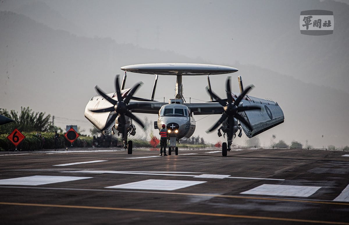 空軍E-2K預警機傳降落屏北基地時因起落架故障，以機腹迫降著陸。圖為E-2K空中預警機同型機。 圖：軍聞社(資料照)